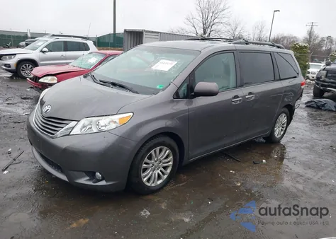 2014 Toyota Sienna Xle V6 8 Passenger z USA, uszkodzony, nr VIN 5TDYK3DC9ES478537